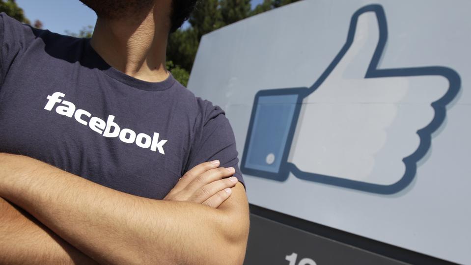 Facebook Menargetkan Alat Privasi Baru Apple Dalam Kampanye Iklan Koran