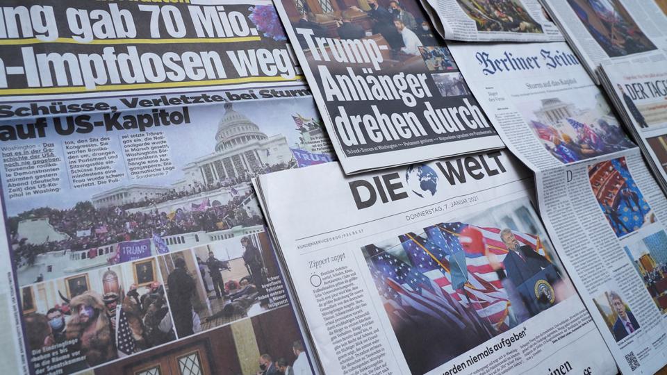 Koran Dunia Didominasi oleh Liputan Kekerasan Capitol Hill